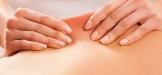 Bindweefselmassage in onze salon — diepe massagetechniek voor huidverbetering