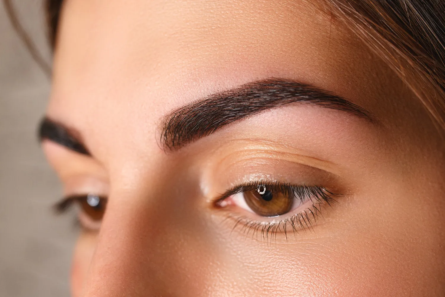 Powder brows behandeling — permanente make-up met poederig effect